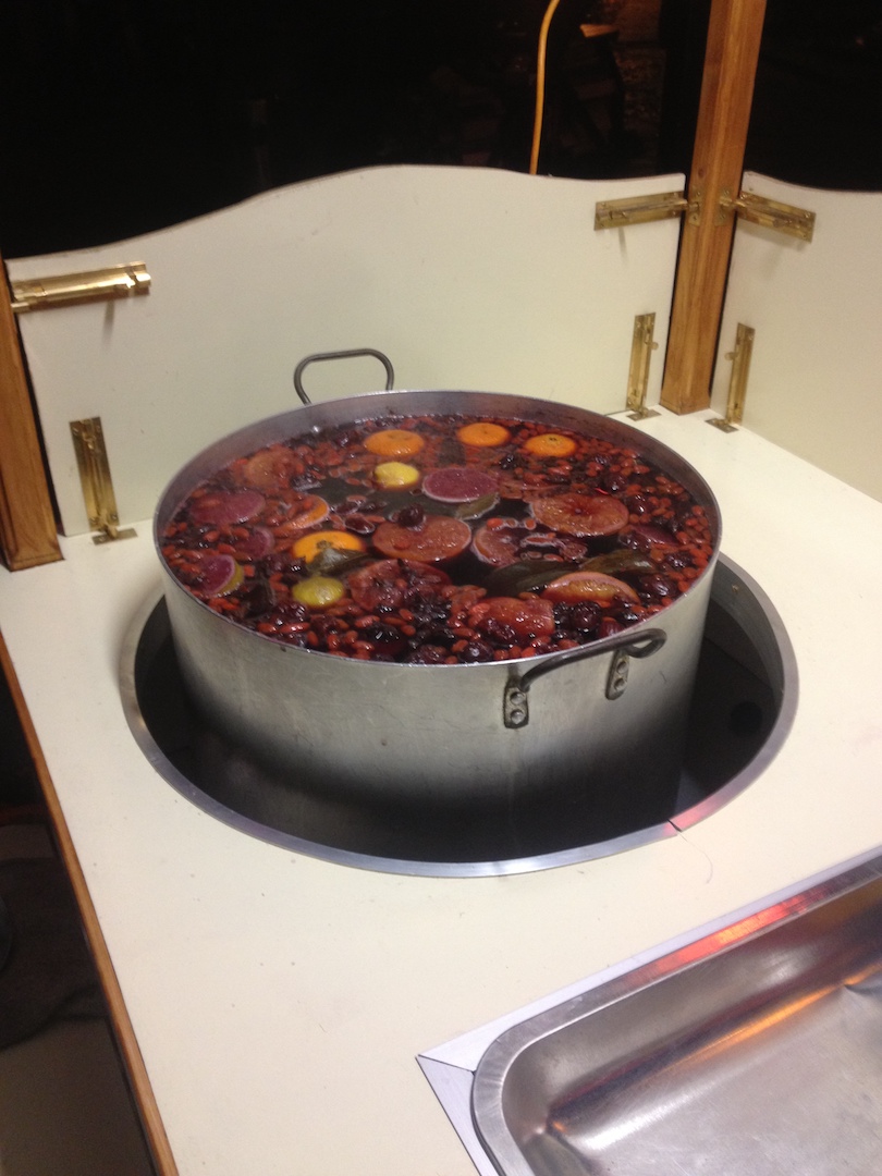 Mulled Wine on the simmer.JPG